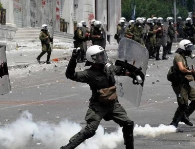Μαρτυρία διαδηλωτή: «Έπεσαν πάνω μου 50 άτομα και με χτύπαγαν με σίδερα και μαχαίρια»